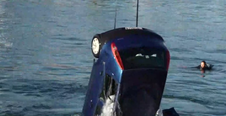 Πειραιάς: «Βουτιά» στο λιμάνι έκανε ΙΧ - Νεκρός ο οδηγός