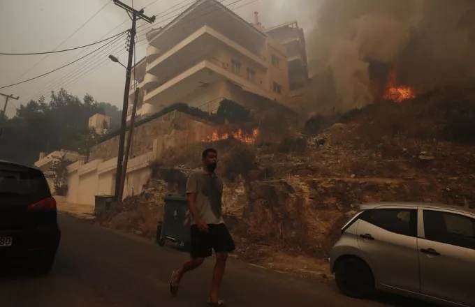 Φωτιά στην Άνω Βούλα: Εκκενώνονται σπίτια στο Πανόραμα