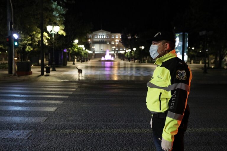 Κορωνοϊός: «Εκρηξη» σε Αθήνα και Πειραιά