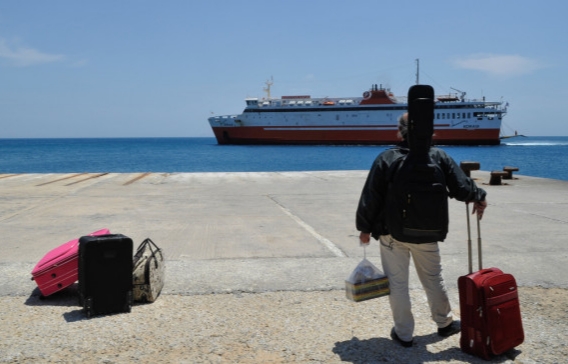 ΚΡΟΥΑΖΙΕΡΑ: Ξέμειναν στον Πειραιά οι απείθαρχοι επιβάτες!