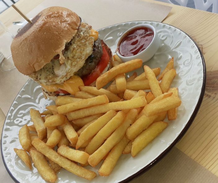 Habit burger | To μπεργκεράδικο που τρελαίνει τη Γλυφάδα