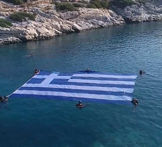 H ελληνική σημαία στα νερά της Βουλιαγμένης