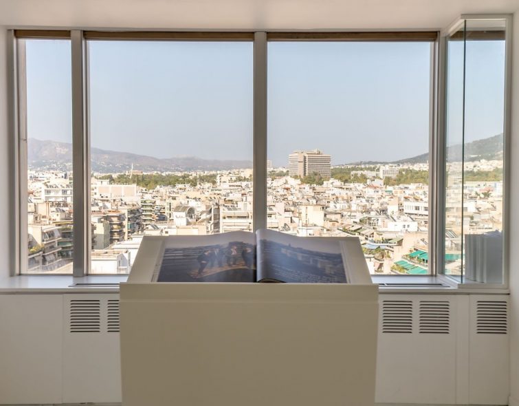 Ένας ειδικός στο Luxury Real Estate εξηγεί πώς η Ελλάδα μετατράπηκε σε επενδυτικό προορισμό και περιγράφει τους λόγους για τους οποίους οι ξένοι αγοραστές έχουν στρέψει την προσοχή τους στην Αθηναϊκή Ριβιέρα.