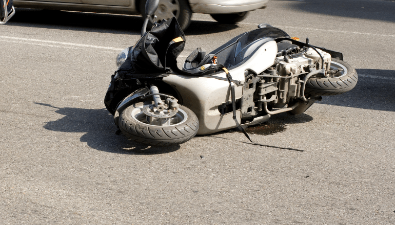 Οδηγός αυτοκινήτου παρέσυρε και εγκατέλειψε 22χρονο οδηγό μηχανής στο Παλαιό Φάληρο - Ο οδηγός του αυτοκινήτου αφού χτύπησε τη μηχανή συνέχισε την πορεία του