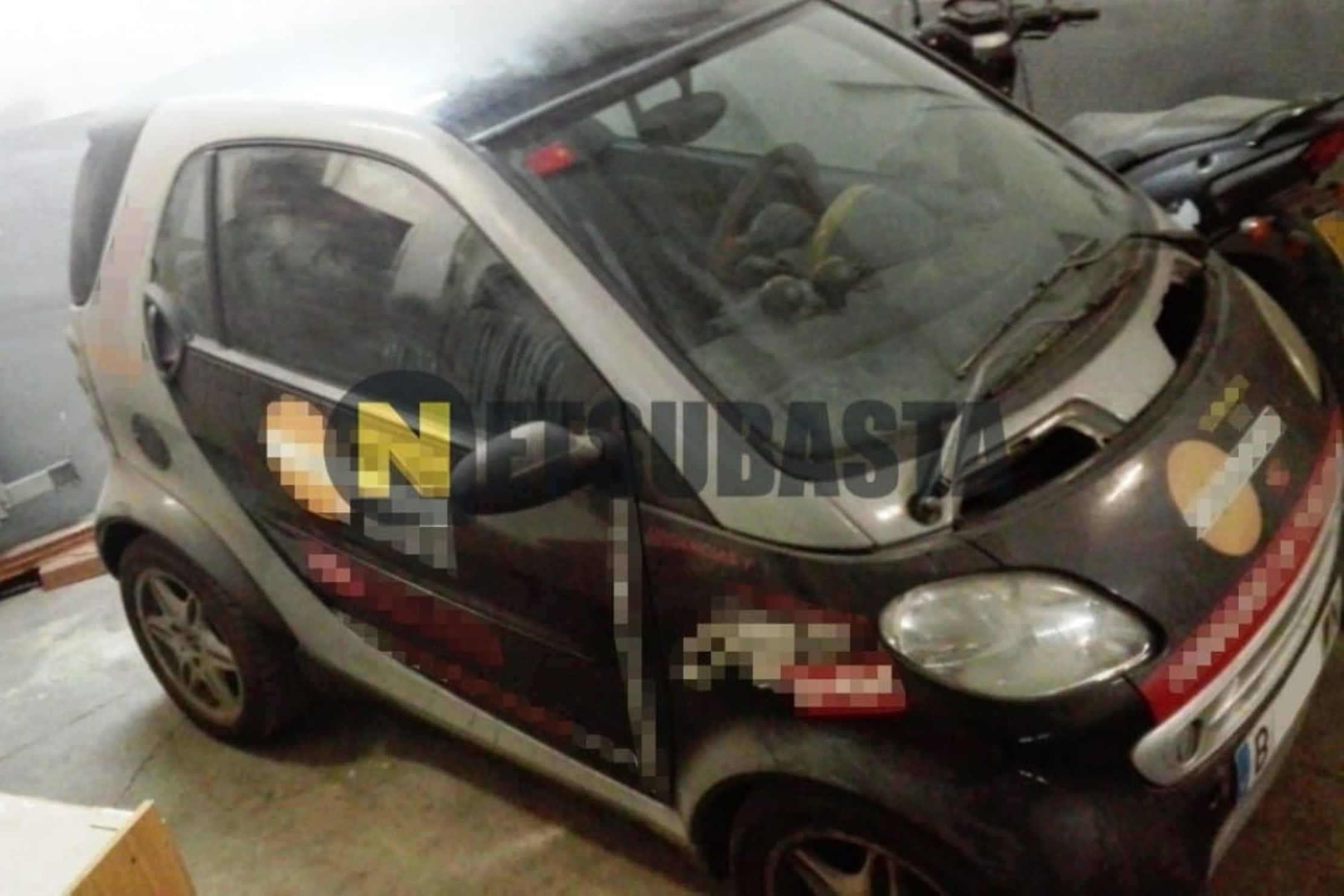 Smart στις φλόγες στο Άνω Καλαμάκι — Πανικός στη λαϊκή της στην οδό Ιωνίας στο Αλιμο