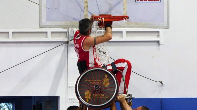 Άλιμος: Μοναδική στιγμή στον τελικό του πρωταθλήματος με αμαξίδιο - Αθλητής σηκώθηκε ψηλά να κόψει το διχτάκι