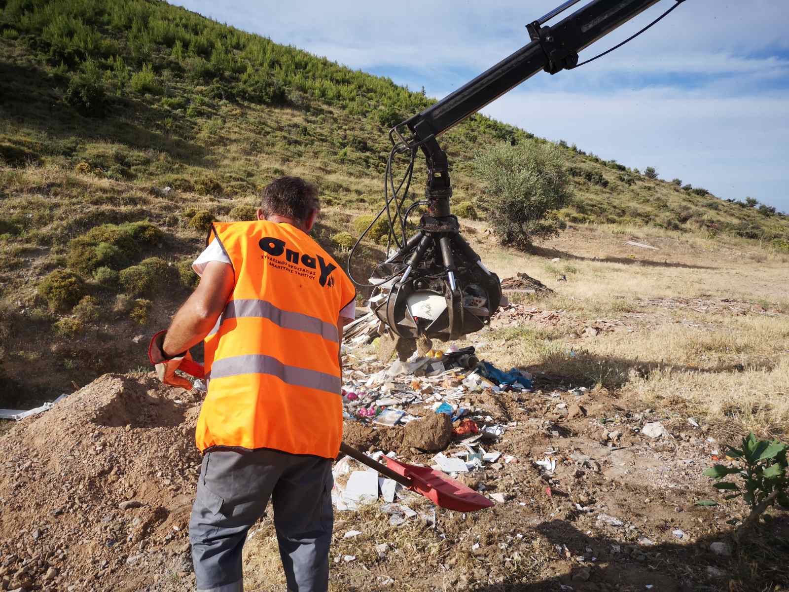 Καθαρίζεται η αναδασωμένη περιοχή του Υμηττού από μπάζα, σκουπίδια και εύφλεκτα αντικείμενα