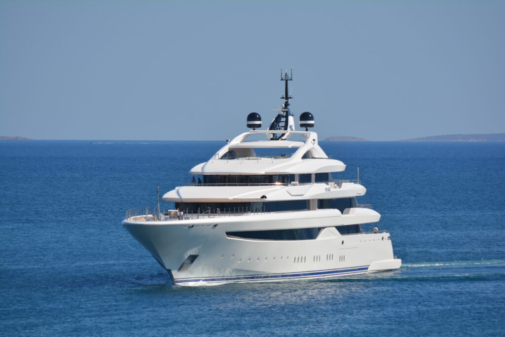 Ο’Pari : Το εντυπωσιακό Ελληνικής κατασκευής mega-yacht στη Μαρίνα Ζέας