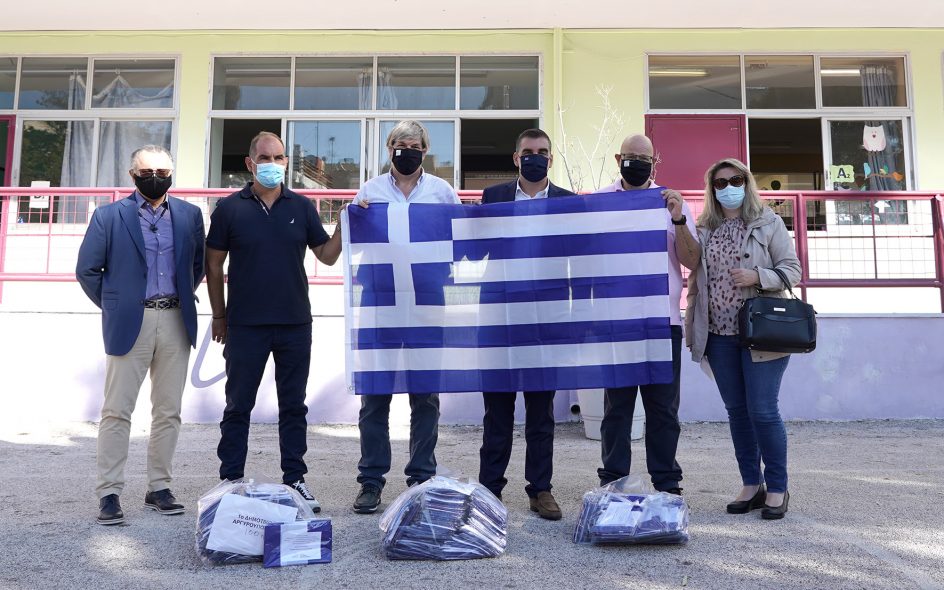 Με μια μεγάλη Ελληνική σημαία προμήθευσε ο Δήμος Ελληνικού – Αργυρούπολης όλους τους μαθητές του