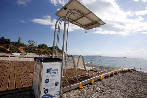 Παραλία Γλυφάδας: Τοποθετήθηκε και δεύτερο μηχάνημα Seatrac για ανθρώπους με κινητικά προβλήματα