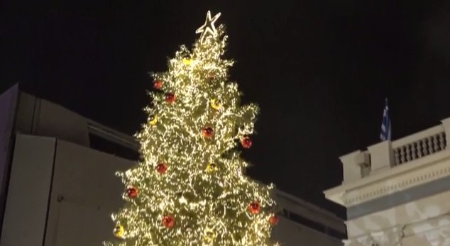 Πειραιάς: «Ντύθηκε» στα γιορτινά του – Φωταγωγήθηκε το Χριστουγεννιάτικο δέντρο
