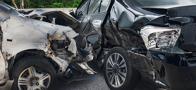 Σοκαριστικό τροχαίο στο Καβούρι: Αυτοκίνητο έπεσε σε δέντρο