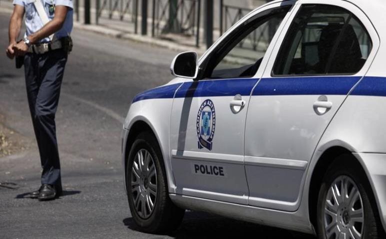 Γλυφάδα: Σύλληψη αστυνομικού στην πλατεία Εσπερίδων