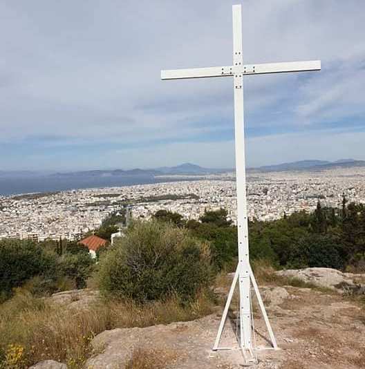 Τοποθετήθηκε ξανά ο σταυρός στον περίβολο του Ι.Ν Αγίας Ειρήνης στην Αργυρούπολη