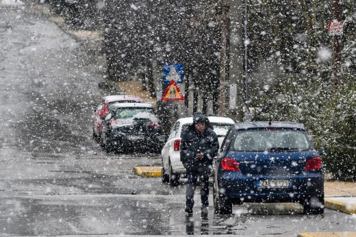Καιρός: «Σφυροκοπά» την χώρα ο Διομήδης - Χιόνια, πτώση της θερμοκρασίας και άνεμοι 10 μποφόρ