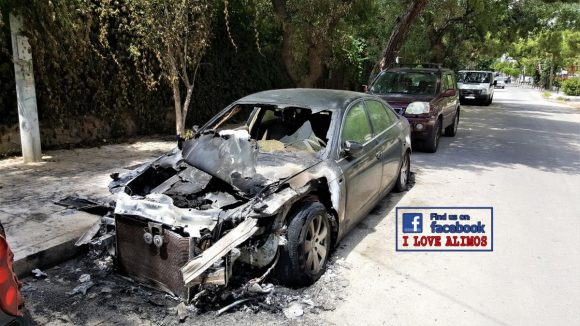 Οι πρώτες εικόνες από το αυτοκίνητο που κάηκε στην οδό Ταξιαρχών