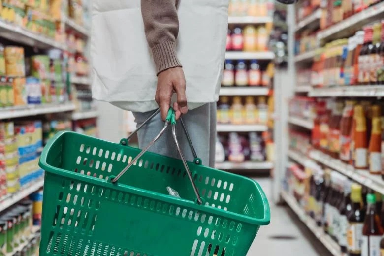 Ποιες μειώσεις θα δουν από σήμερα οι καταναλωτές στα ράφια των σούπερ μάρκετ;