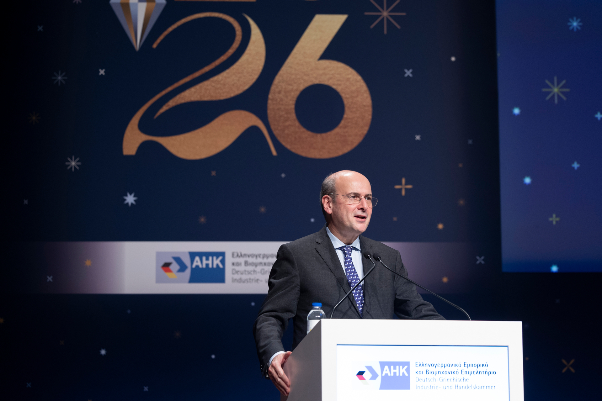 &Tau;&epsilon;&lambda;&epsilon;&tau;ή &Upsilon;&pi;&omicron;&delta;&omicron;&chi;ή&sigmaf; &tau;&eta;&sigmaf; &Nu;έ&alpha;&sigmaf; &Chi;&rho;&omicron;&nu;&iota;ά&sigmaf; & &Kappa;&omicron;&pi;ή &Pi;ί&tau;&alpha;&sigmaf; 2026 &gamma;&iota;&alpha; &tau;&omicron; &Epsilon;&lambda;&lambda;&eta;&nu;&omicron;&Gamma;&epsilon;&rho;&mu;&alpha;&nu;&iota;&kappa;ό &Epsilon;&mu;&pi;&omicron;&rho;&iota;&kappa;ό &kappa;&alpha;&iota; &Beta;&iota;&omicron;&mu;&eta;&chi;&alpha;&nu;&iota;&kappa;ό &Epsilon;&pi;&iota;&mu;&epsilon;&lambda;&eta;&tau;ή&rho;&iota;&omicron; 