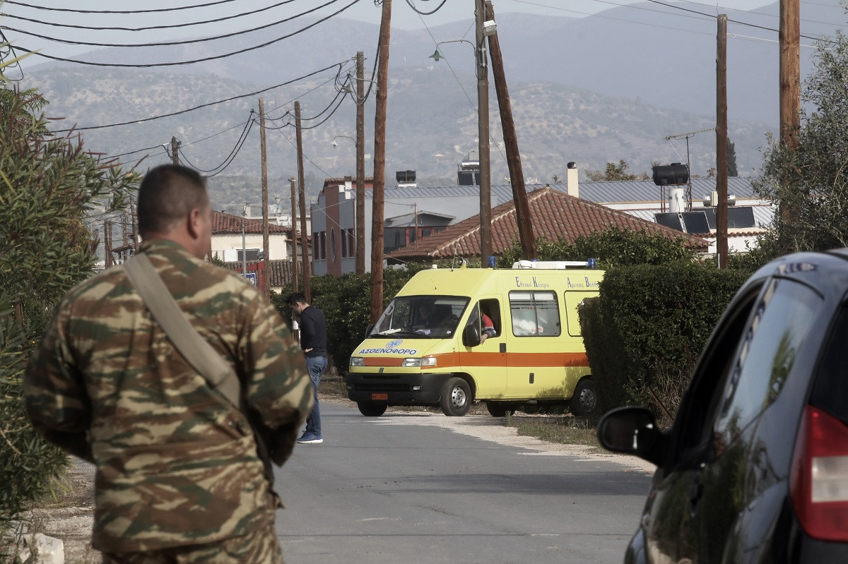 Στρατιώτες, πυροσβέστες και στο βάθος ιδιώτες για το ΕΚΑΒ