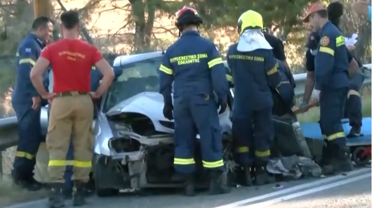 Σοβαρό τροχαίο στη λεωφόρο Μαραθώνος - Αγωνία για γυναίκα οδηγό που απεγκλωβίστηκε