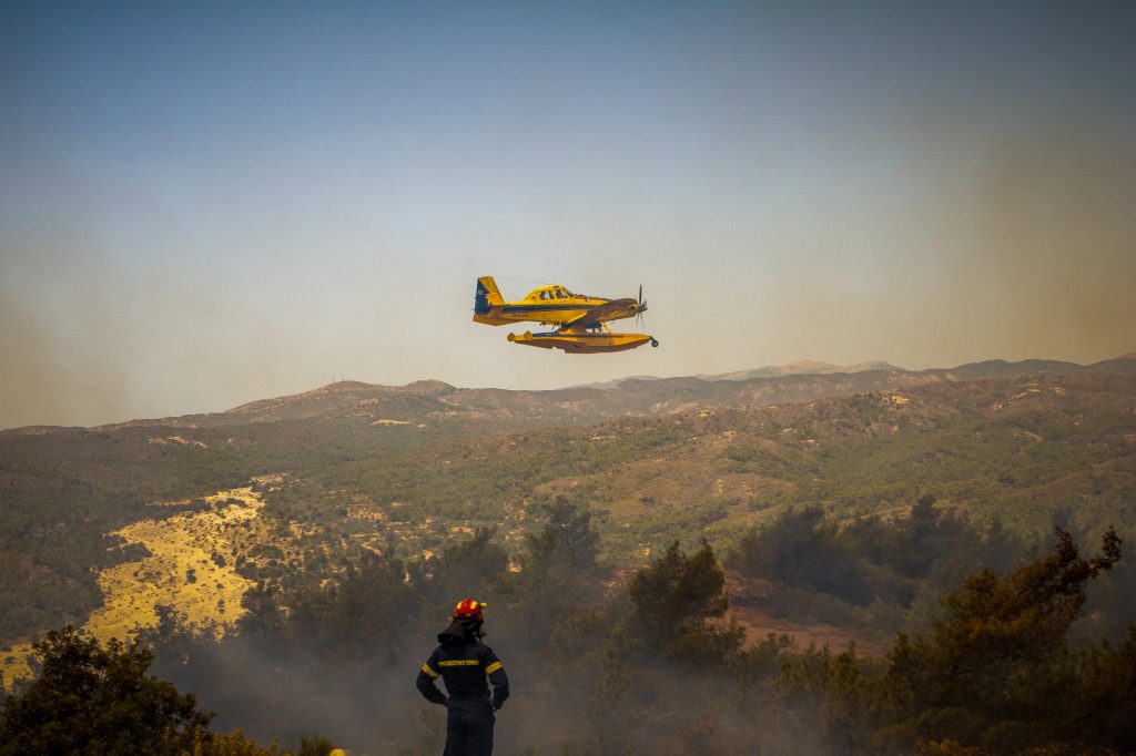 Στις φλόγες Ρόδος, Κέρκυρα, Κάρυστος, Αίγιο