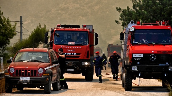 Εκκενώνεται το Κανδήλι στη Νέα Πέραμο και τρία χωριά στη Ρόδο