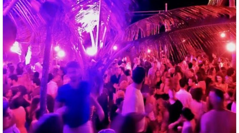 Τουλάχιστον 15 κρούσματα σε πάρτι beach bar της παραλιακής