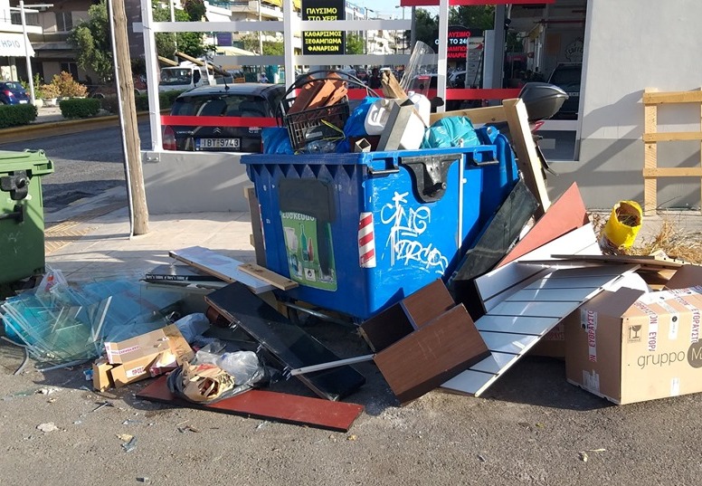 Ελληνικό: Πρόστιμο 500 ευρώ σε αφελή κάτοικο που άφησε μπάζα σε κάδο ανακύκλωσης
