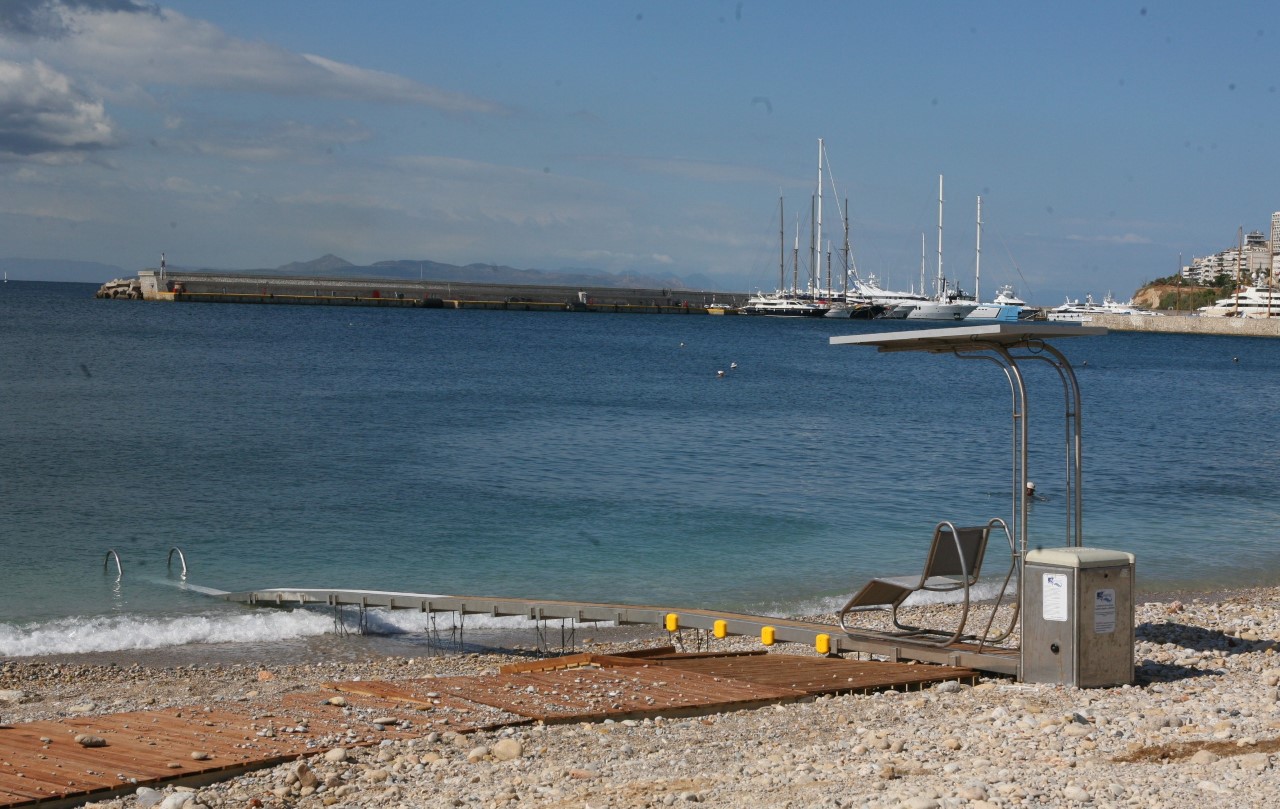 Πειραιάς: Τοποθετήθηκε μηχάνημα "Seatrac" στη παραλία Βοτσαλάκια για άτομα με κινητικές δυσκολίες