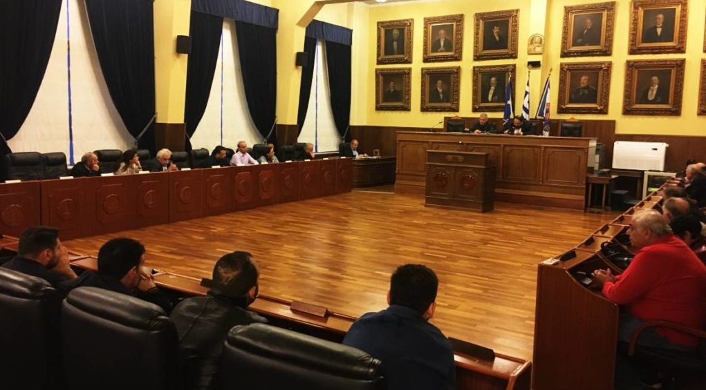 Δημοτικό Συμβούλιο Πειραιά: «Καταδικάζουμε τη ρωσική εισβολή στην Ουκρανία»