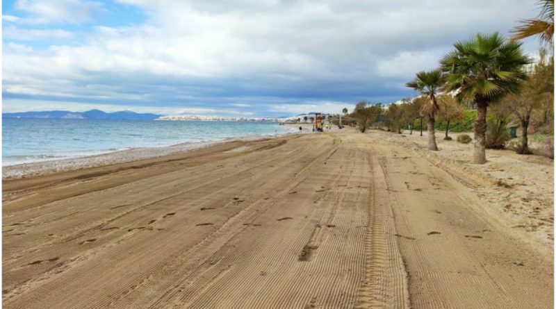 Ο δήμος Παλαιού Φαλήρου καθάρισε τις ακτές από τα σκουπίδια που έφεραν οι νοτιάδες