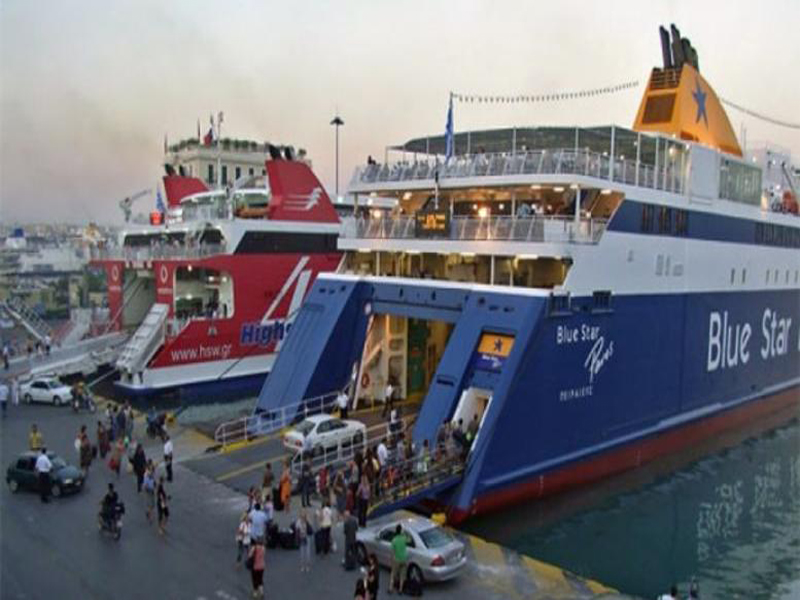 ΠΕΙΡΑΙΑΣ: Γεμάτα αναχωρούν τα πλοία από το λιμάνι